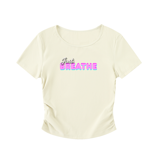 Crop Top s nariasenými bokmi s autorskou potlačou Just Breathe